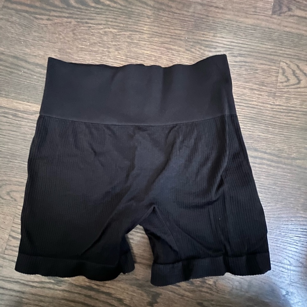ribbed black biker shorts